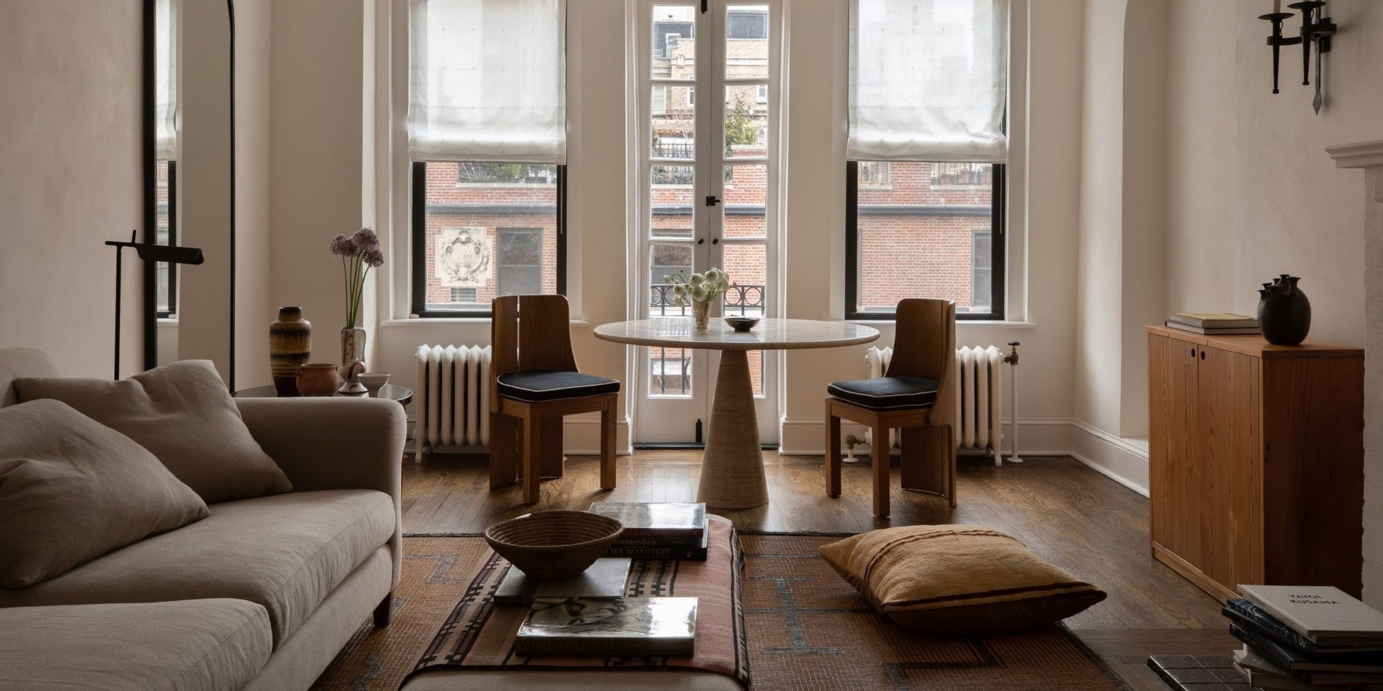 Salon chaleureux aux tons bois et beige inspiré par la fragrance AMBRE de Maison Cyrelle, évoquant confort, élégance naturelle et atmosphère feutrée