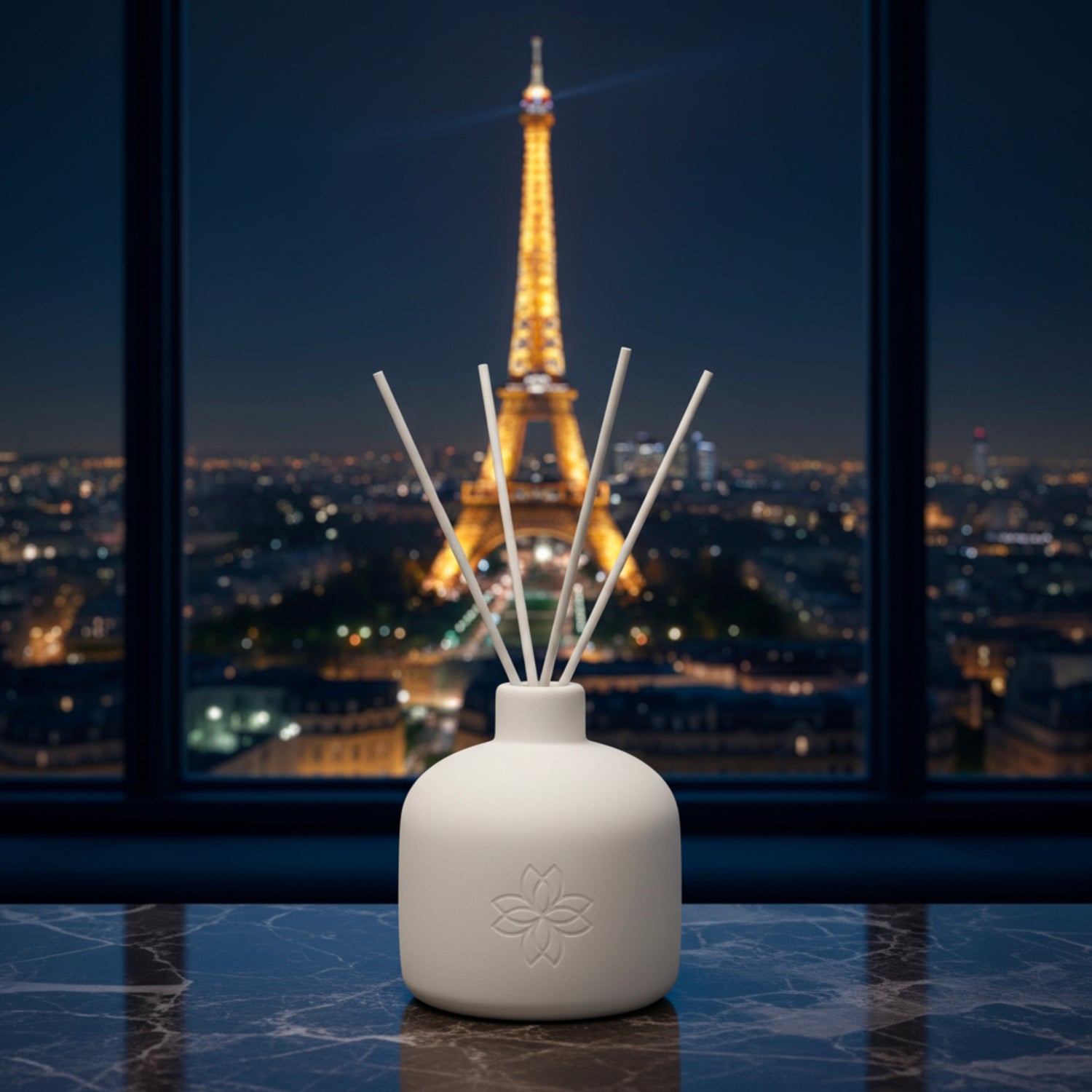 Diffuseur de parfum d'intérieur Maison Cyrelle sur une table en marbre avec vue sur la Tour Eiffel à Paris