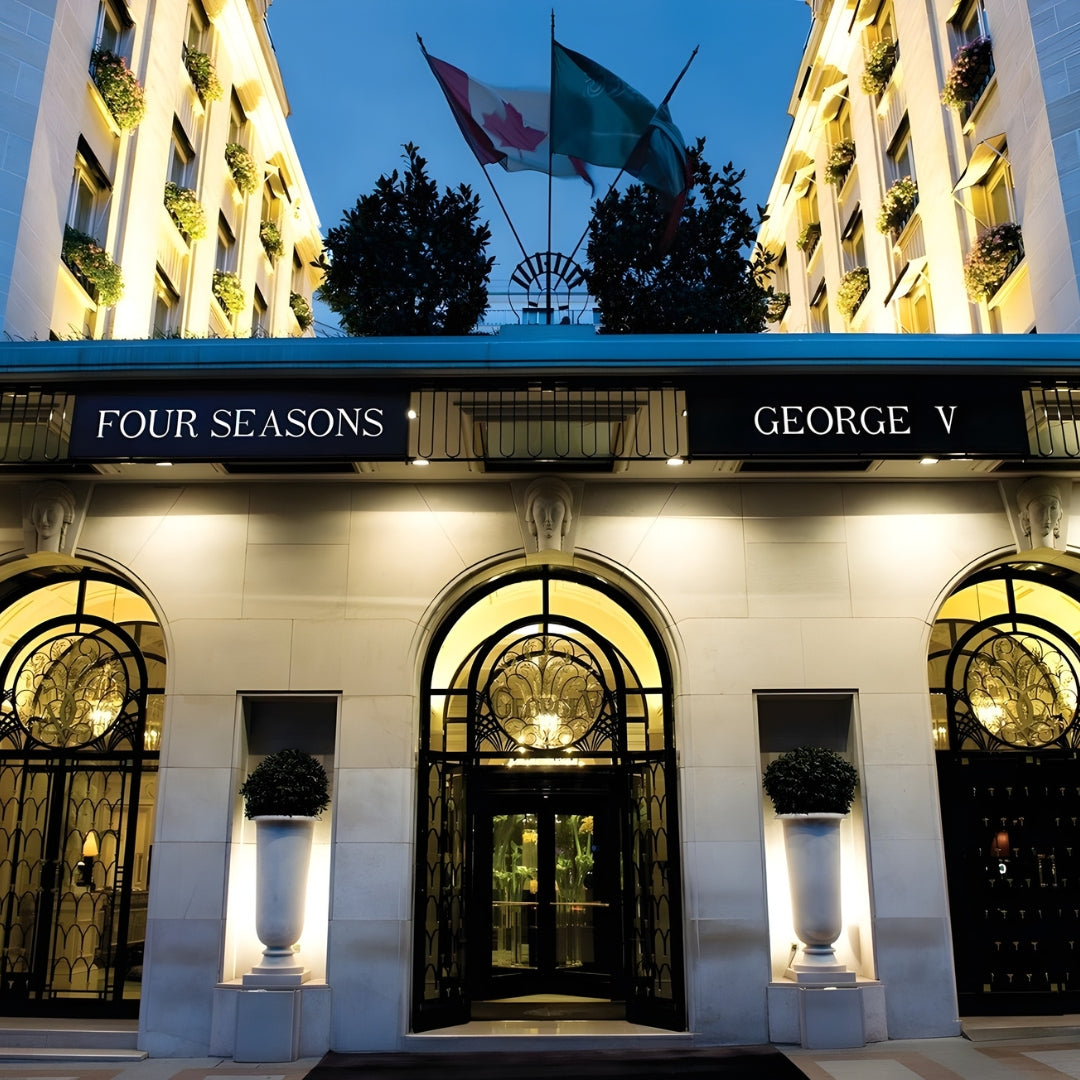 Façade de l’hôtel Four Seasons George V à Paris, source d’inspiration olfactive pour les parfums d’intérieur Maison Cyrelle