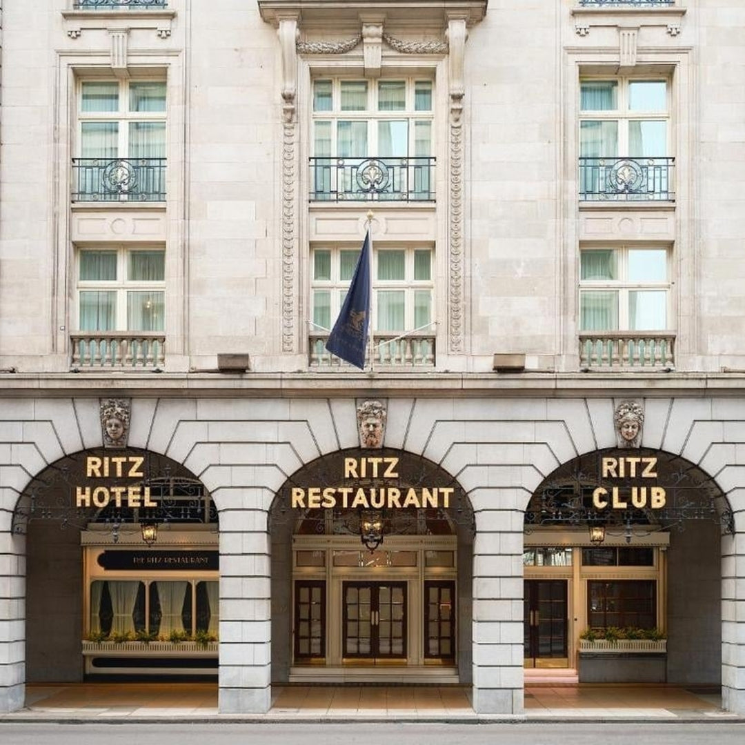 Entrée élégante du Ritz-Carlton Londres, symbole du raffinement britannique qui inspire les parfums d’intérieur Maison Cyrelle