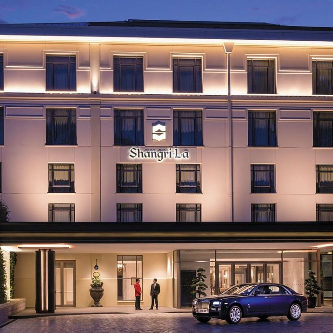 Façade illuminée du Shangri-La Istanbul, hôtel de prestige inspirant l’univers raffiné et sensoriel des parfums Maison Cyrelle