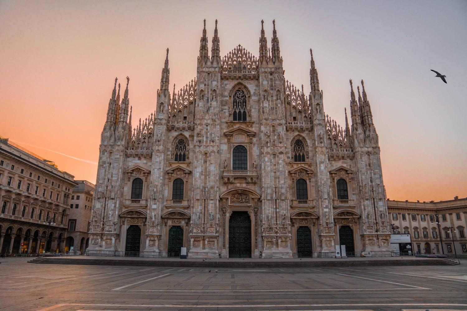 Cathédrale Duomo de Milan au coucher du soleil – univers Maison Cyrelle, parfum d'intérieur de luxe
