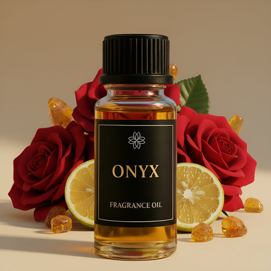 Flacon d’huile parfumée Onyx Maison Cyrelle entouré de roses rouges, d’ambre et de citron pour une senteur intense et élégante