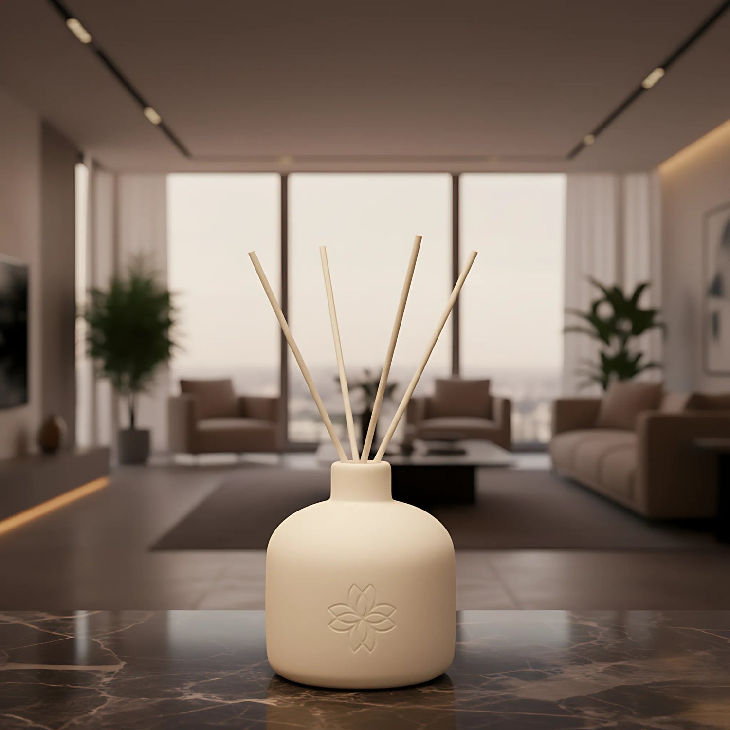 Diffuseur à bâtonnets Maison Cyrelle placé sur une table en marbre, apportant une touche parfumée élégante dans un salon moderne et lumineux