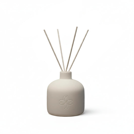 Diffuseur à bâtonnets Maison Cyrelle en céramique blanche, packshot sur fond blanc, parfum d’intérieur luxe