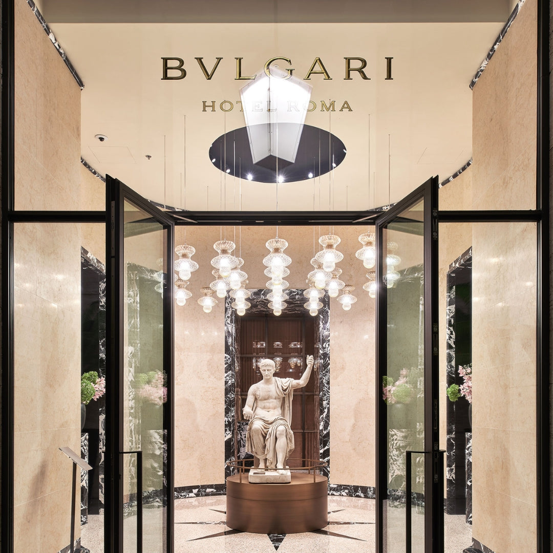 Entrée du Bulgari Hotel Roma, alliance du marbre et de la lumière, inspiration italienne pour les créations parfumées Maison Cyrelle