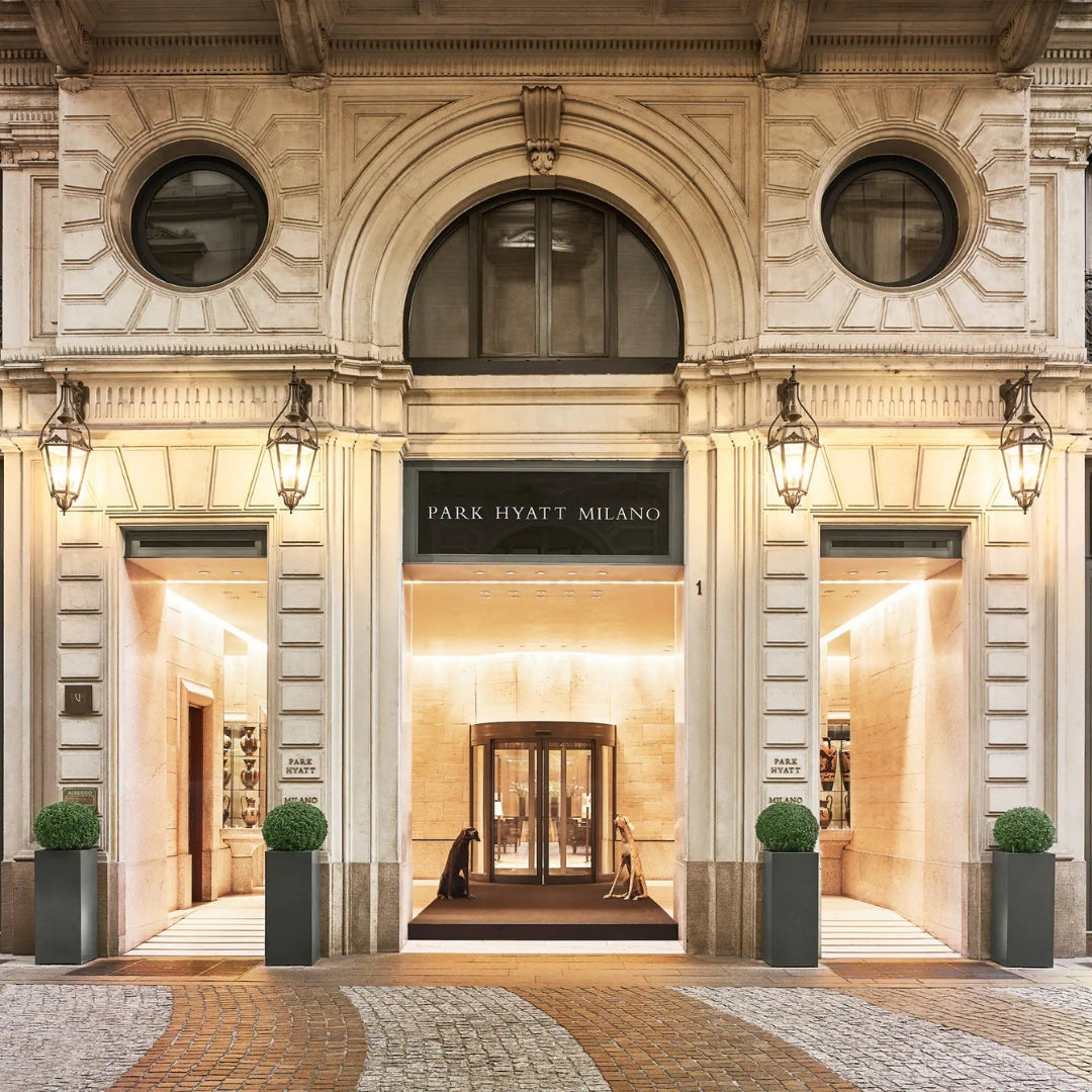 Entrée de l’hôtel Park Hyatt Milan, symbole de raffinement italien, inspiration des parfums d’intérieur Maison Cyrelle