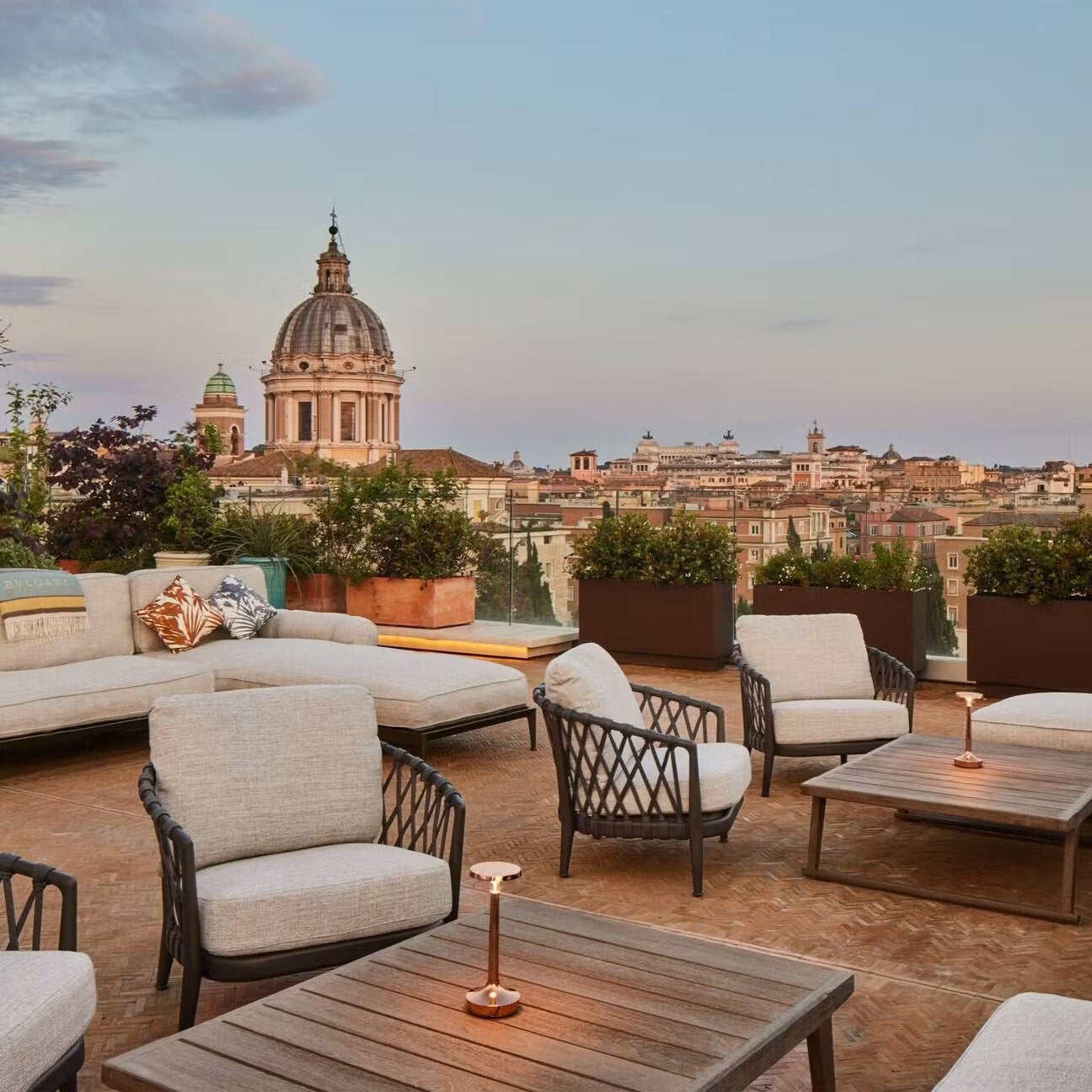 Terrasse de l'hôtel Bulgari à Rome – univers parfum d'intérieur Maison Cyrelle
