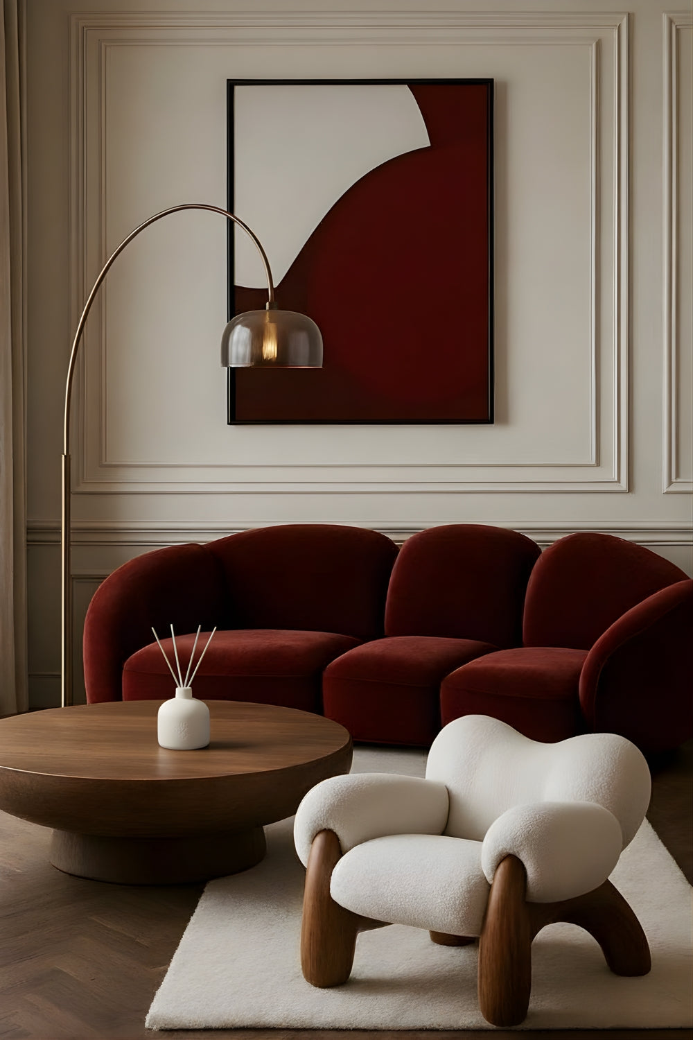 Salon parisien élégant aux tons chauds, avec diffuseur Maison Cyrelle posé sur la table basse, évoquant le parfum AMBRE et son atmosphère feutrée.